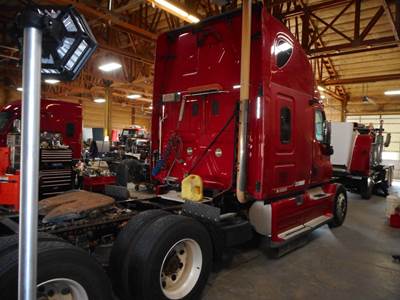 Freightliner Cascadia Salvage Truck