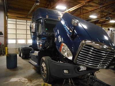 Freightliner Cascadia Salvage Truck
