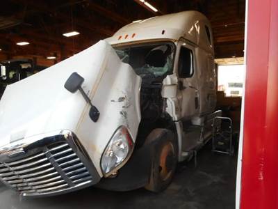 Freightliner Cascadia Salvage Truck
