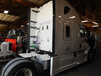 Freightliner Cascadia Salvage Truck