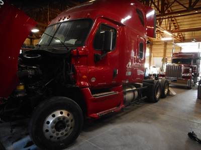 Freightliner Cascadia Evolution Salvage Truck