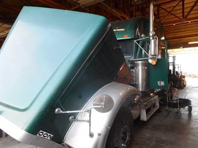 Freightliner Classic XL Salvage Truck