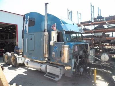 Freightliner Classic XL Salvage Truck
