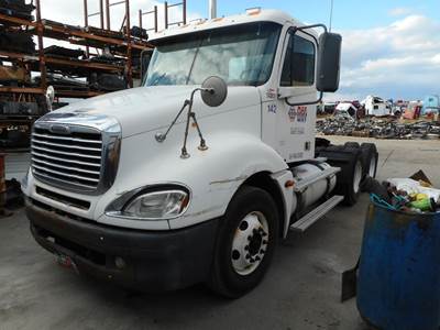 Freightliner Columbia 120 Salvage Truck