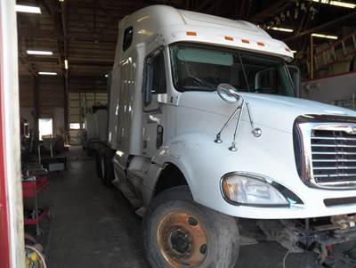 Freightliner Columbia 120 Salvage Truck
