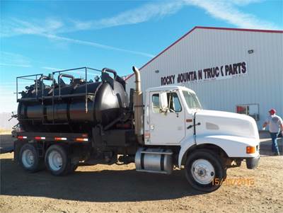 International 9200 Salvage Truck