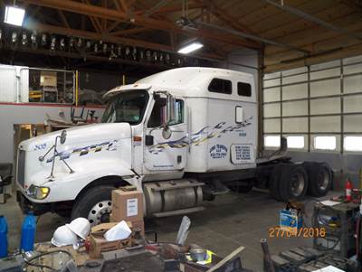 International 9400i Salvage Truck