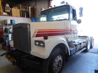 Volvo / WhiteGMC ACL64 Salvage Truck