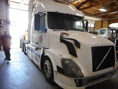 Volvo VNL780 Salvage Truck