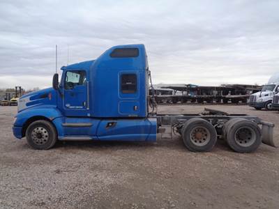 Kenworth T660 Sleeper Semi Truck - Raised Roof Sleeper, Cummins 400HP, 13 Speed Manual