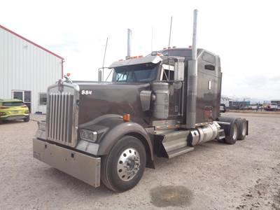Kenworth W900L Sleeper Semi Truck - Raised Roof Sleeper, Cummins 550HP, 18 Speed Manual