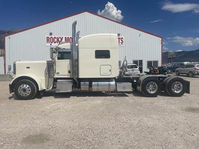 Peterbilt 389 Sleeper Semi Truck - Raised Roof Sleeper, Cummins 550HP, 18 Speed Manual