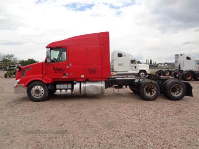 Volvo VNL64T670 Sleeper Semi Truck