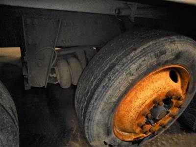 Hendrickson Tag / Pusher Axle for a 2002 Sterling 9500 SERIES