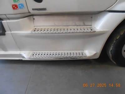 Freightliner Cascadia Right Tank Fairing