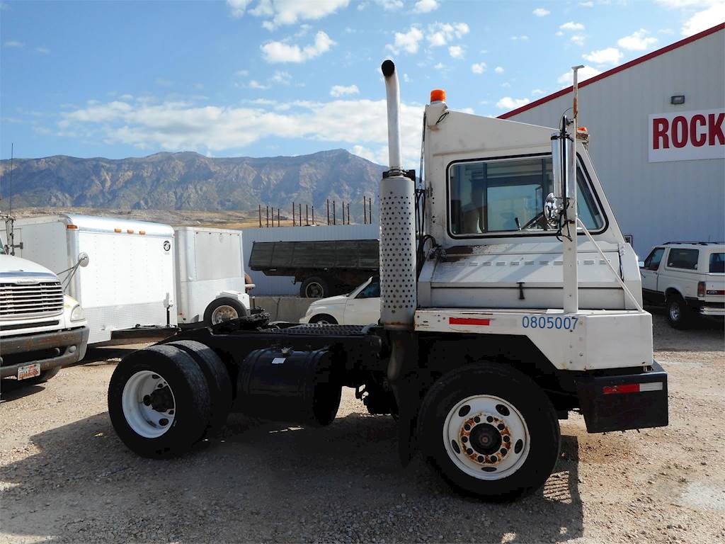 2005 ottawa 30 single axle yard spotter truck caterpillar spotter truck