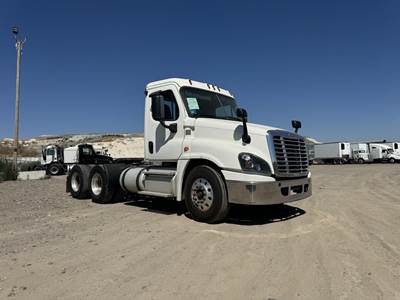 Freightliner Cascadia 125 Day Cab Truck - Detroit 450HP, 10 Speed Manual