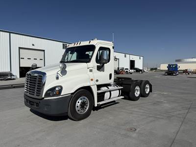 Freightliner Cascadia 125 Day Cab Truck - Detroit 500HP, 10 Speed Manual