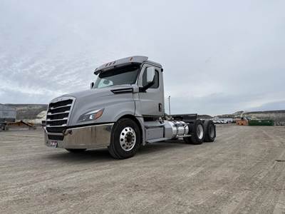 Freightliner Cascadia 126 Day Cab Truck - Detroit 505HP, 12 Speed Dt12 Amt