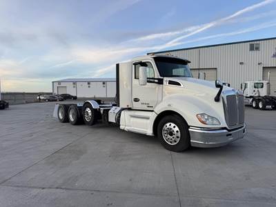 Kenworth T680 Tri Axle Day Cab Truck - Cummins 500HP, 18 Speed Manual