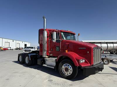 Kenworth T800 Day Cab Truck - Caterpillar, 10 Speed Manual