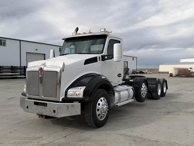 Kenworth T880 Tri Axle Day Cab Truck - Paccar 455HP, 10 Speed Automatic