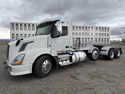 Volvo VNL64T300 Tri Axle Day Cab Truck - 550HP