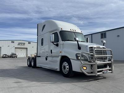Freightliner Cascadia 113 Sleeper Semi Truck - Raised Roof Sleeper, Detroit 500HP, Automatic