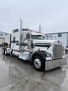 Kenworth W900L Sleeper Semi Truck - Caterpillar 640HP, 18 Speed Manual