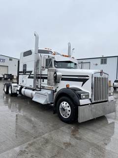 Kenworth W900L Sleeper Semi Truck - Caterpillar 640HP, 18 Speed Manual